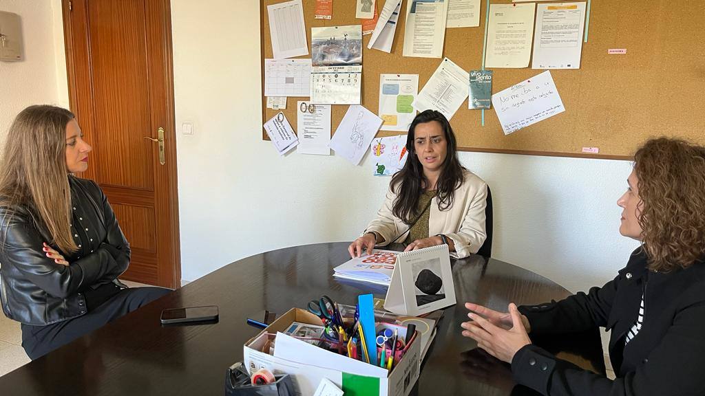 La delegada territorial de la Junta en León, Ester Muñoz, ha visitado la Fundación Proyecto Hombre de León. 