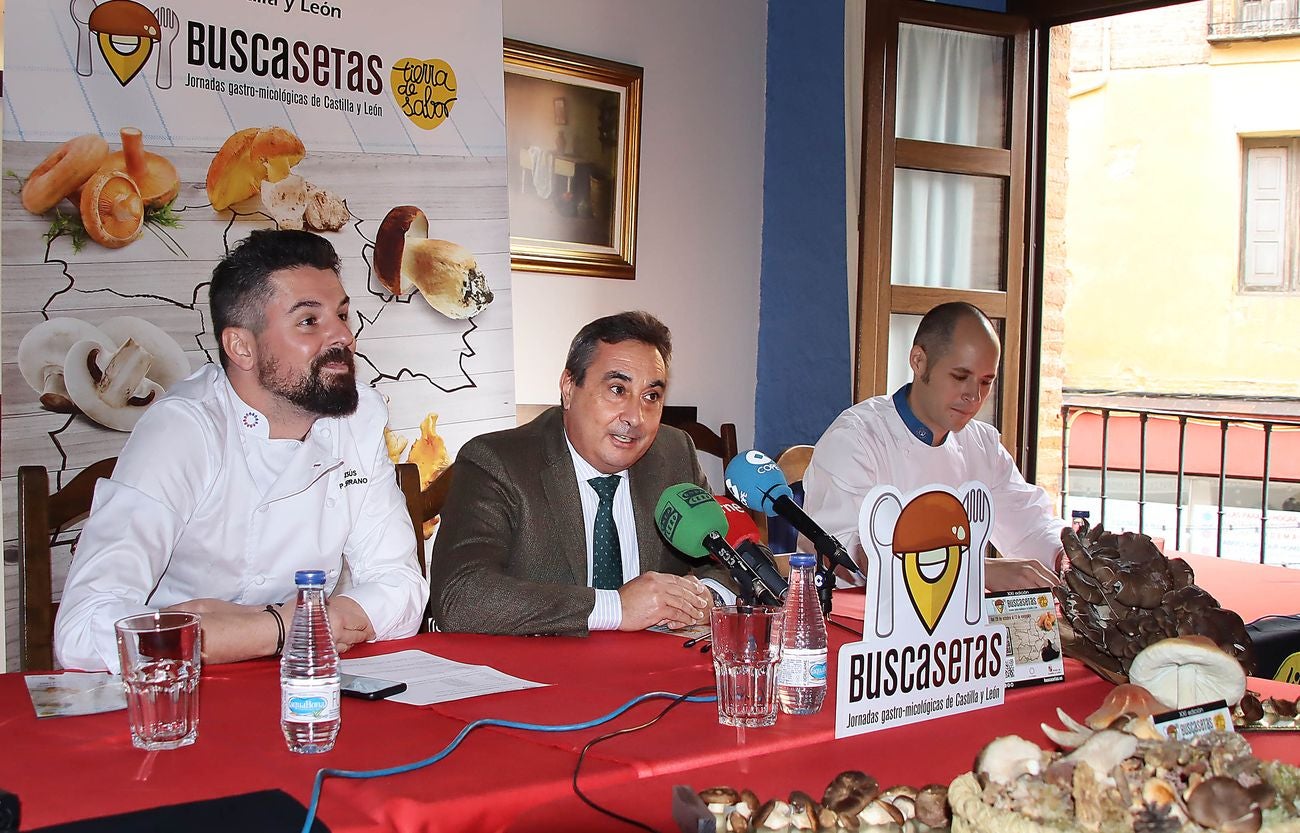 El director general del Instituto Tecnológico Agrario de Castilla y León (Itacyl), Rafael Sáez (C), y el delegado de organización de Euro-Toques Castilla y León, Jesús Serrano (I), presentan las jornadas 'Buscasetas Tierra de Sabor 2022'. 