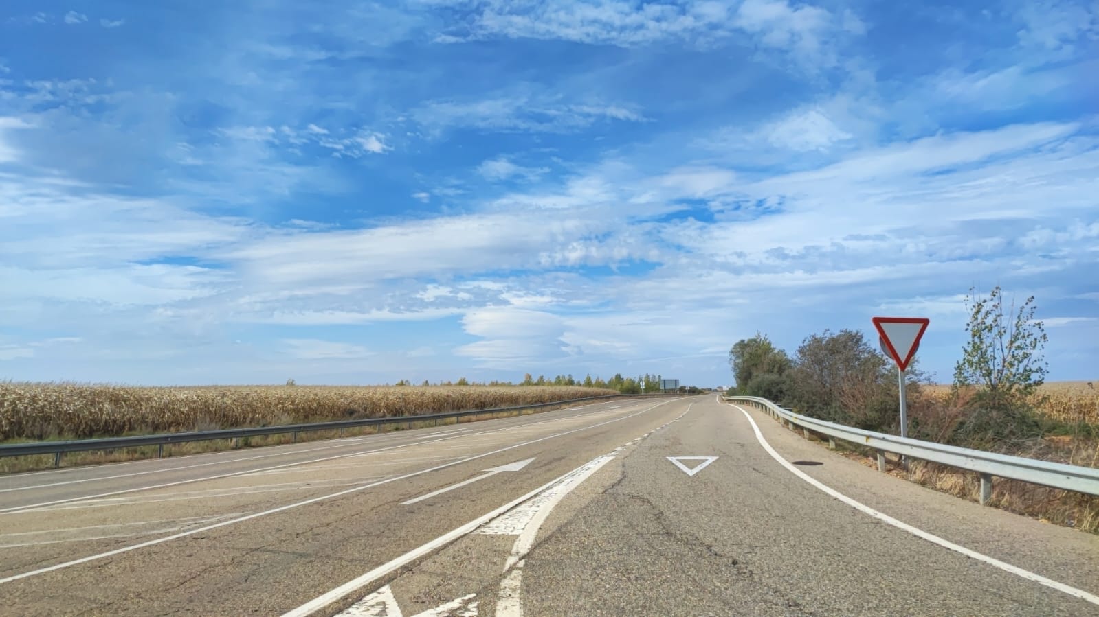 Accidente entre un camión y un turismo se salda con dos heridos 