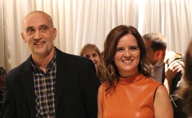 Galería. Urbano González y su mujer, Ana Carlota Amigo, durante un momento de la cena homenaje. 