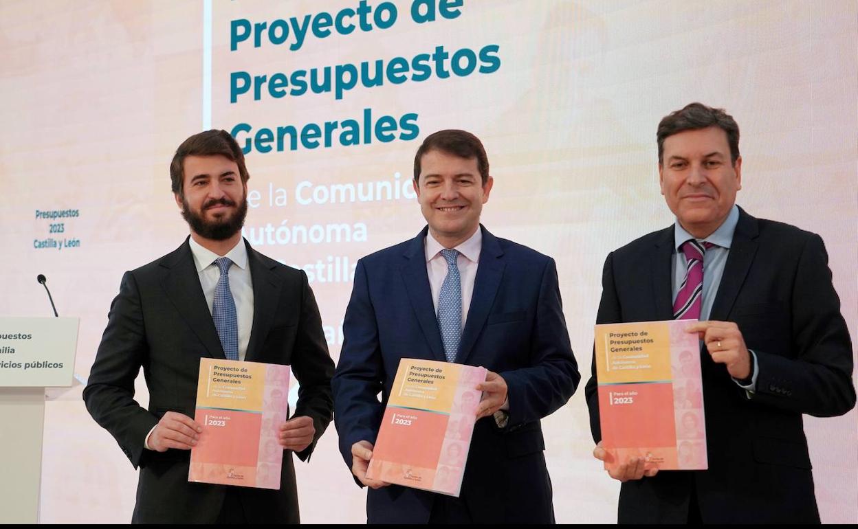 El presidente de la Junta de Castilla y León, Alfonso Fernández Mañueco, y el vicepresidente, Juan García-Gallardo, y el consejero de Economía Carlos Fernández Carriedo comparecen en rueda de prensa para presentar el proyecto de ley de Presupuestos Generales de la Comunidad para 2023