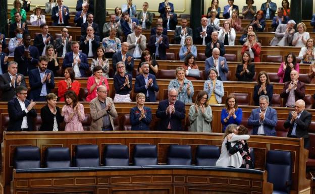 La bancada socialista aplaude este jueves a María Jesús Montero. 