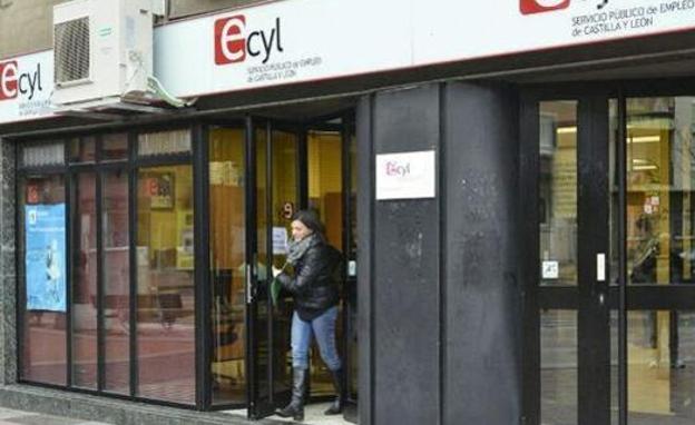 El número de desempleados baja en la comunidad un 12%. En la imagen, una mujer sale de una oficina del ECyL en Ponferrada. 