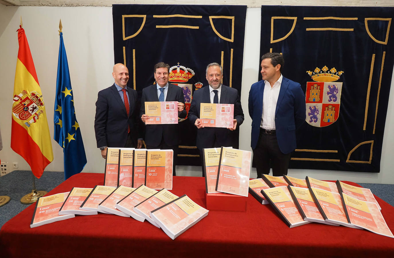 El presidente de las Cortes de Castilla y León, Carlos Pollán, recibe de manos del consejero de Economía y Hacienda, Carlos Fernández Carriedo, los Presupuestos Generales de la Comunidad para 2023.