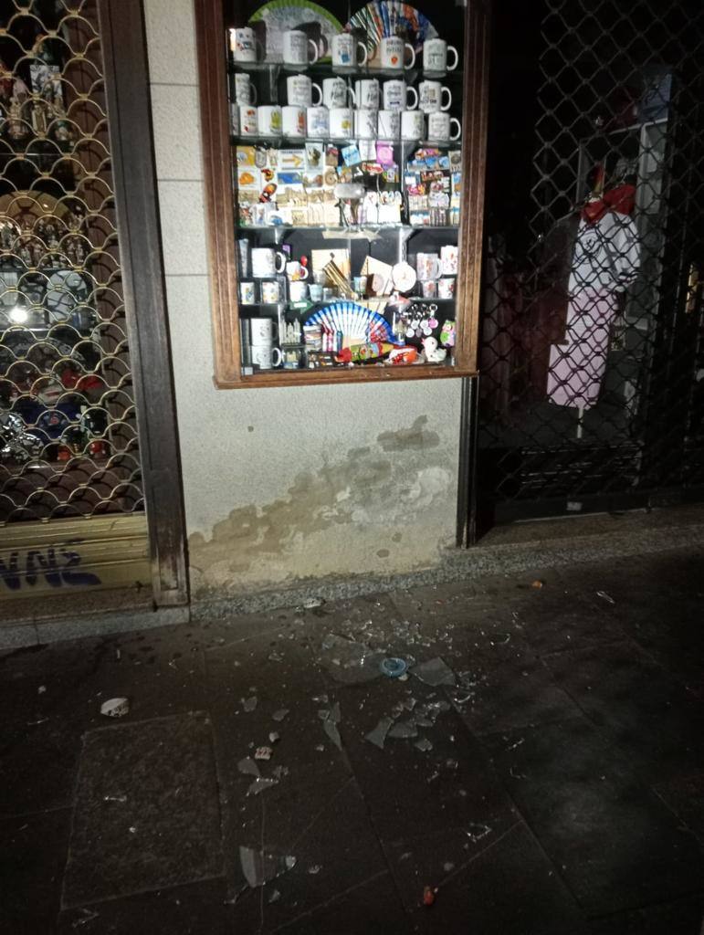 Un hombre es detenido en León tras robar un imán de una tienda de regalos.