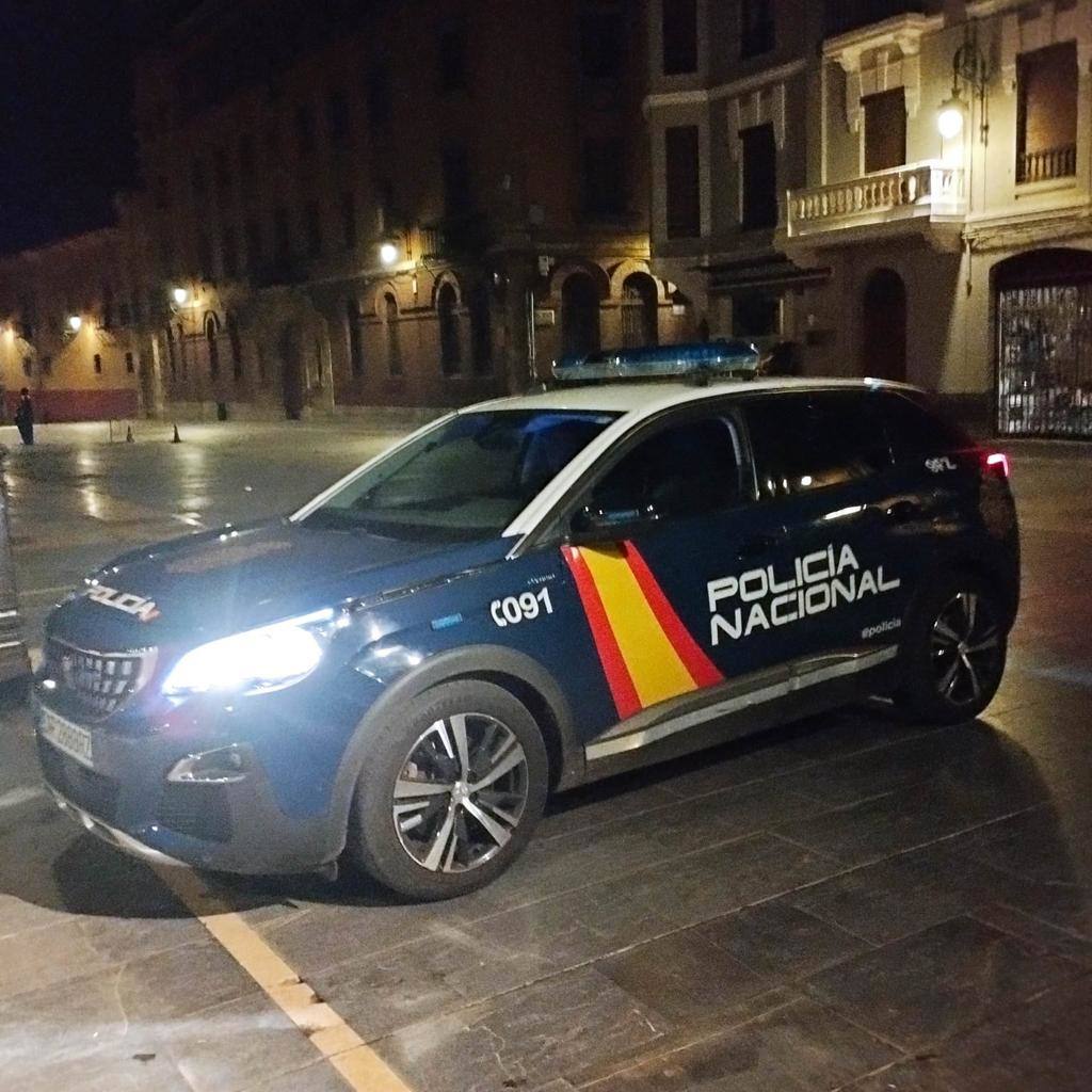Un hombre es detenido en León tras robar un imán de una tienda de regalos.