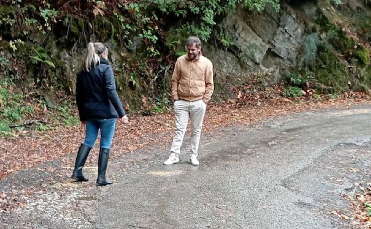 El presidente provincial del PP, Javier Santiago Vélez, conoció 'in situ' el mal estado de la carretera de Burbia.