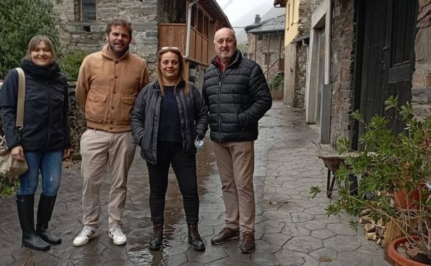 Vélez visitó Vega de Espinareda acompañado por la la vicesecretaria de los 'populares' leoneses para el Bierzo, Beatriz Coelho (I). 