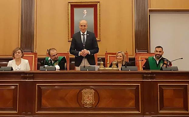 Galería. Los tunos, este viernes, durante la recepción oficial en el Ayuntamiento de León. 