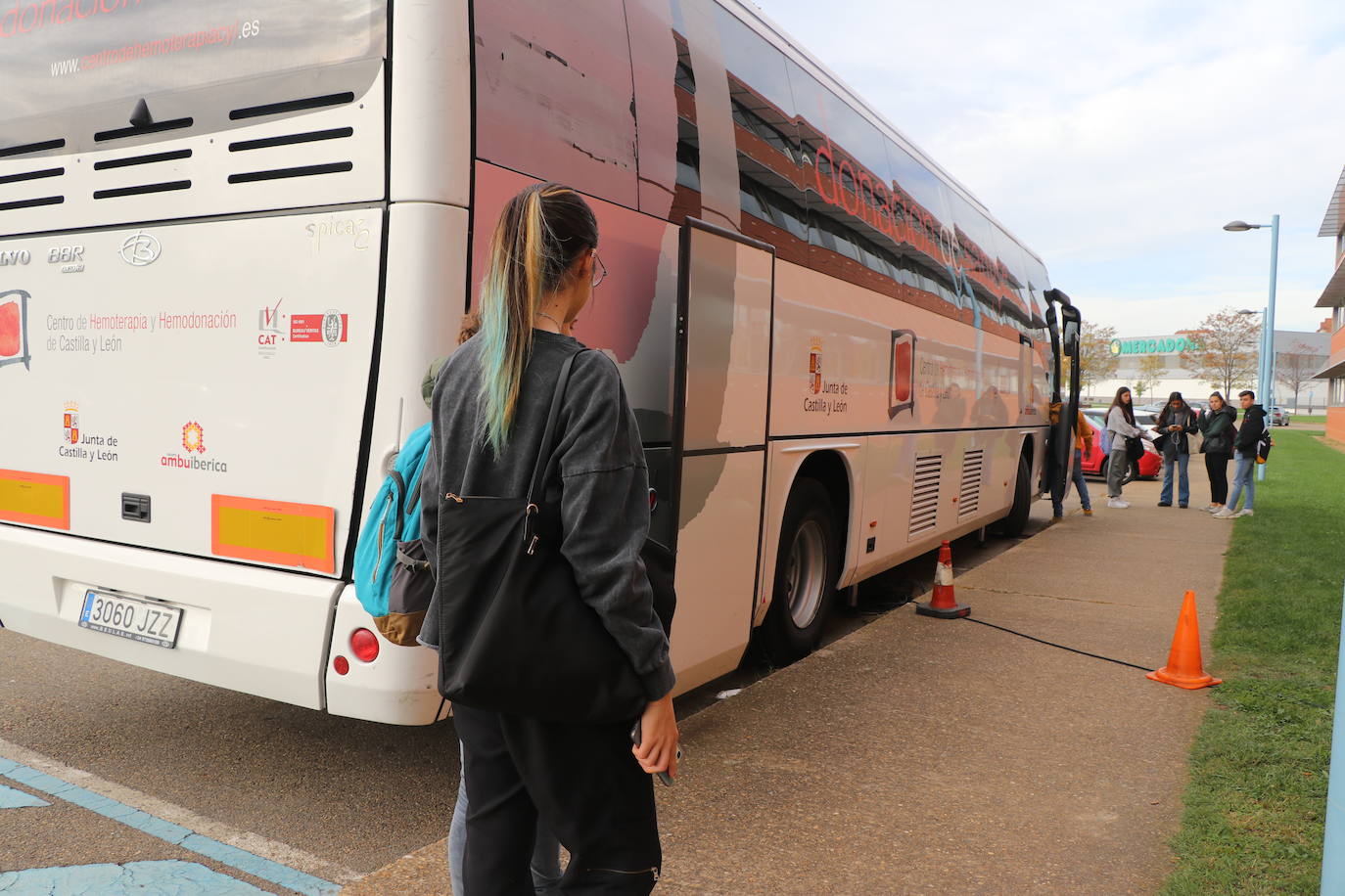 El autobús de los donantes de sangre recorre esta semana el campus de Vegazana con el objetivo de conseguir a nivel nacional más de 10.000 donaciones | La mayoría de personas que se acercan son estudiantes universitarios que tienen su primer contacto con las donaciones .