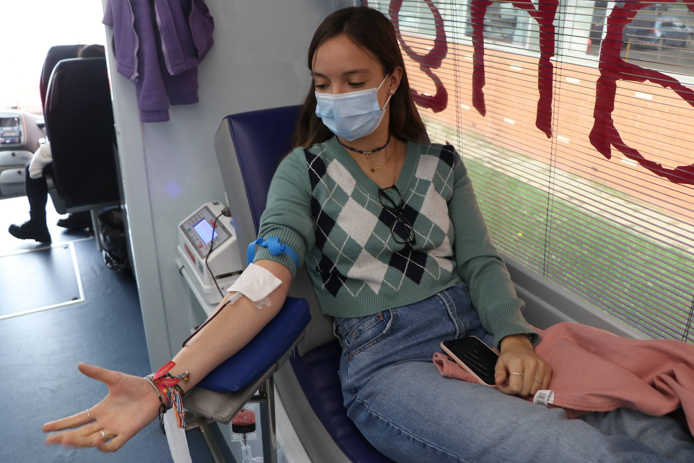 El autobús de los donantes de sangre recorre esta semana el campus de Vegazana con el objetivo de conseguir a nivel nacional más de 10.000 donaciones | La mayoría de personas que se acercan son estudiantes universitarios que tienen su primer contacto con las donaciones .