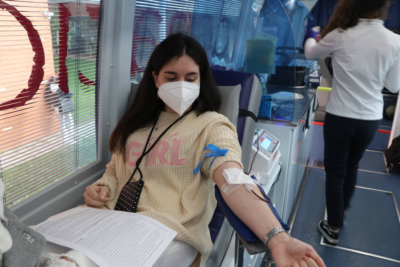 El autobús de los donantes de sangre recorre esta semana el campus de Vegazana con el objetivo de conseguir a nivel nacional más de 10.000 donaciones | La mayoría de personas que se acercan son estudiantes universitarios que tienen su primer contacto con las donaciones .