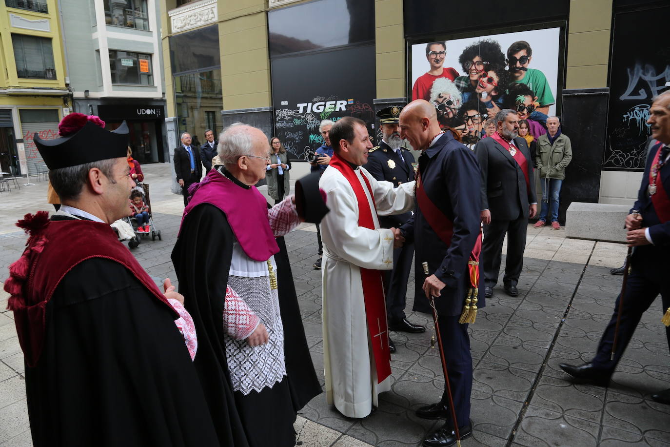 La corporación municipal del Ayuntamiento de León, encabezada por el alcalde, José Antonio Diez, ha celebrado la mañana de este viernes la festividad con una misa solemne celebrada en la Iglesia de San Marcelo 