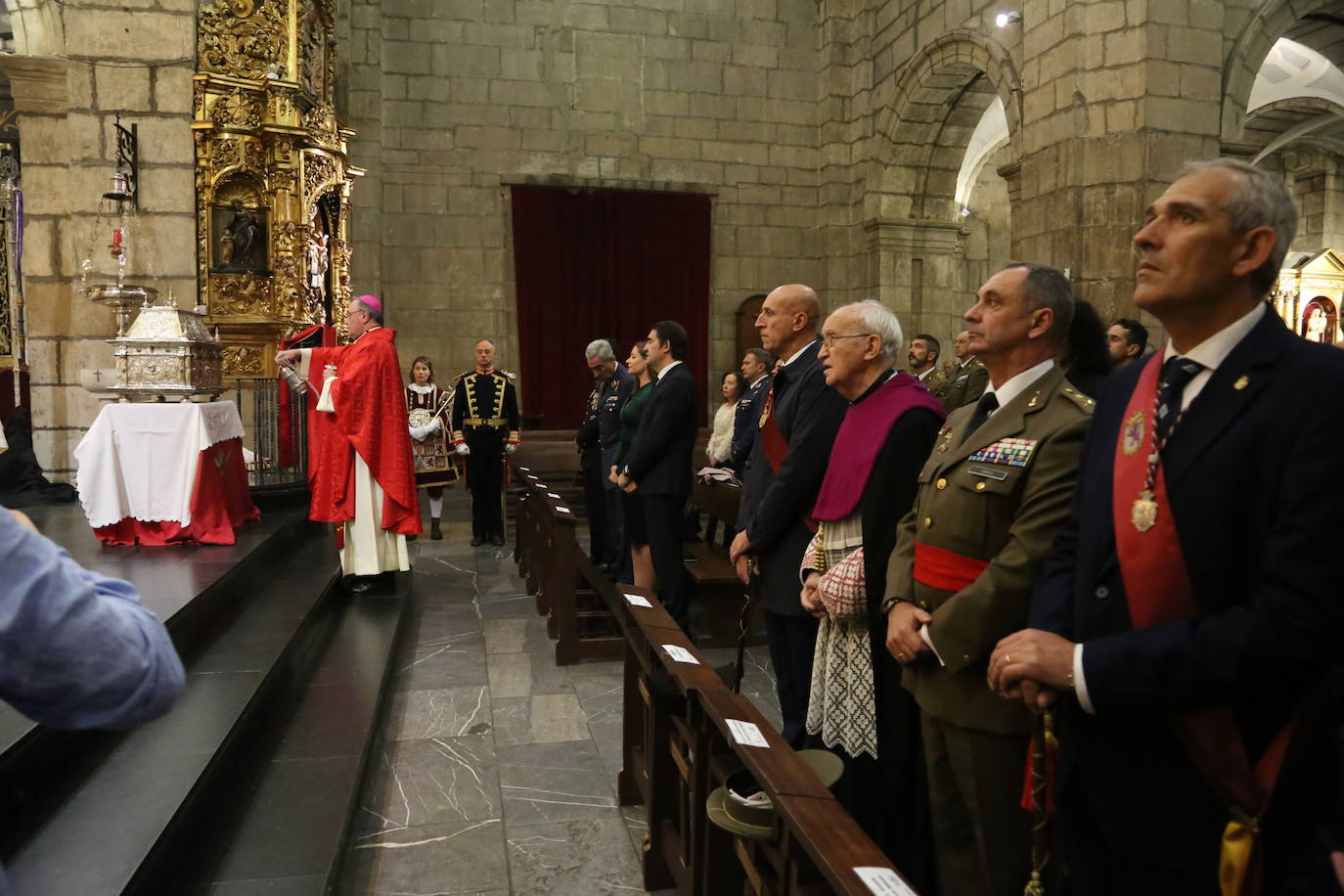 La corporación municipal del Ayuntamiento de León, encabezada por el alcalde, José Antonio Diez, ha celebrado la mañana de este viernes la festividad con una misa solemne celebrada en la Iglesia de San Marcelo 