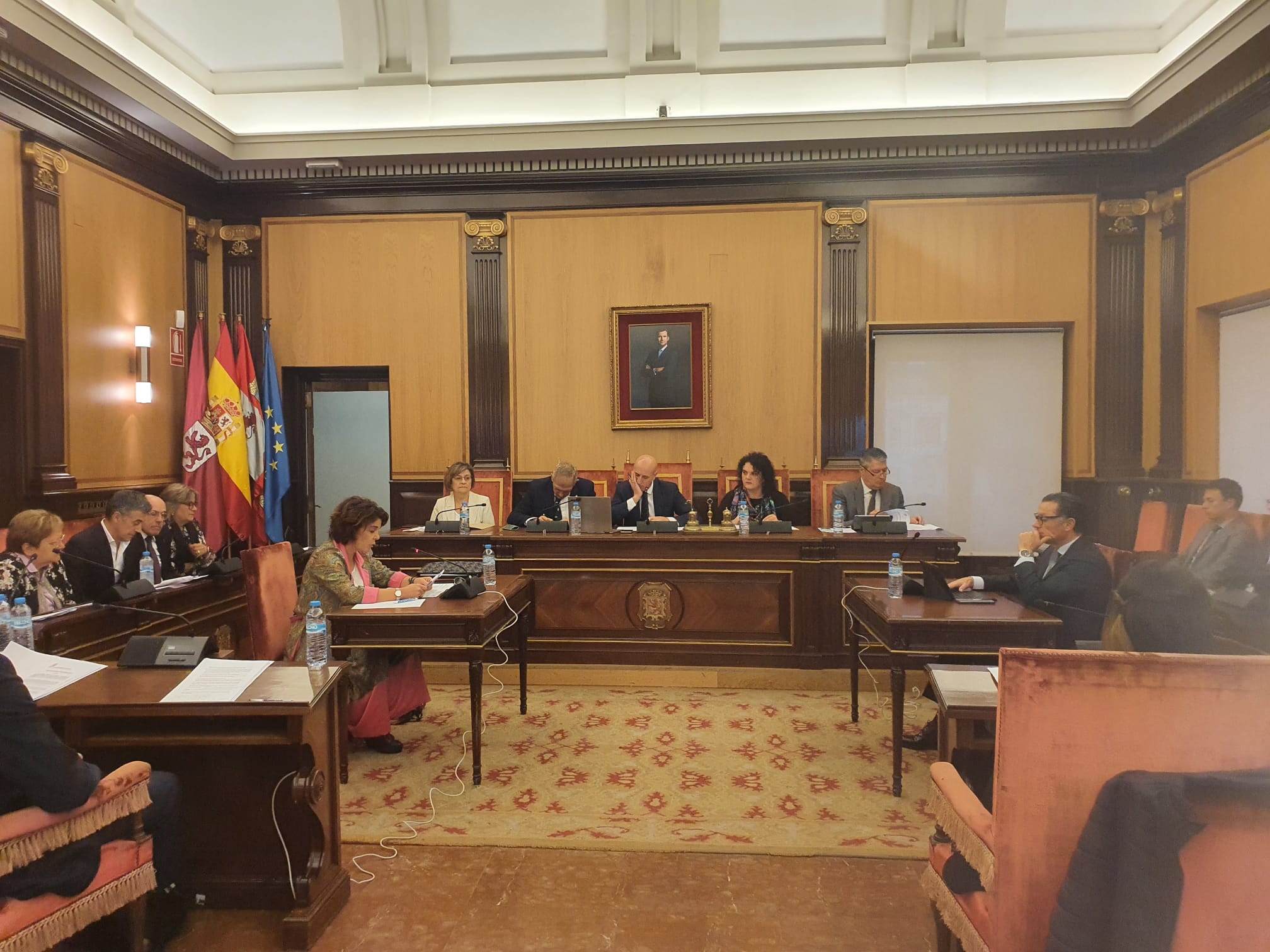 El alcalde de León, José Antonio Diez, preside el Pleno ordinario del Ayuntamiento de León