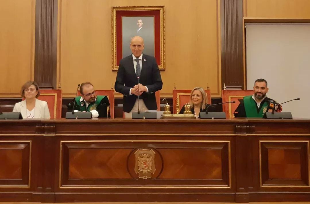 Con bandurrias, laudes, guitarras y algún acordeón más de 350 tunos y tunas de toda España han desembarcado en León para llenar de capas y lazos, guitarras y laudes la ciudad, gracias al XXXIII Certamen de Tunas. 