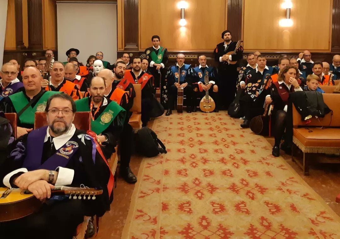 Con bandurrias, laudes, guitarras y algún acordeón más de 350 tunos y tunas de toda España han desembarcado en León para llenar de capas y lazos, guitarras y laudes la ciudad, gracias al XXXIII Certamen de Tunas. 