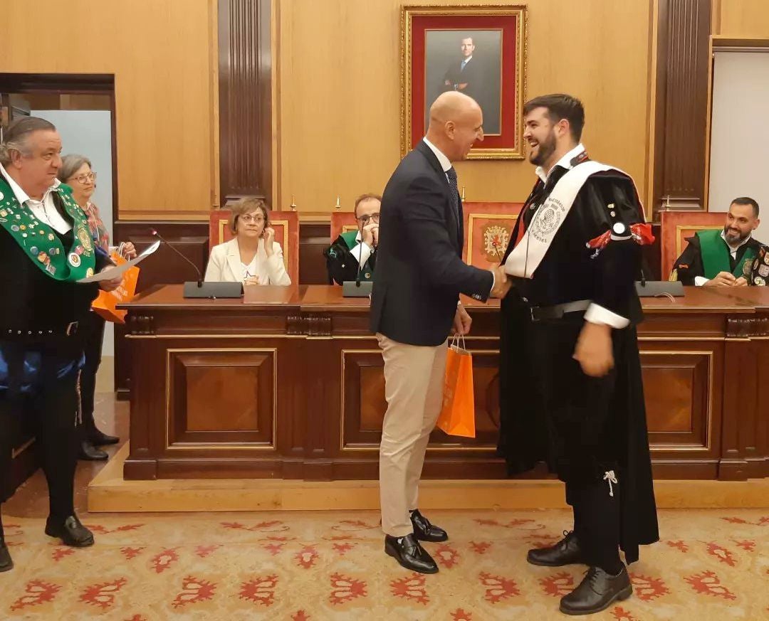 Con bandurrias, laudes, guitarras y algún acordeón más de 350 tunos y tunas de toda España han desembarcado en León para llenar de capas y lazos, guitarras y laudes la ciudad, gracias al XXXIII Certamen de Tunas. 