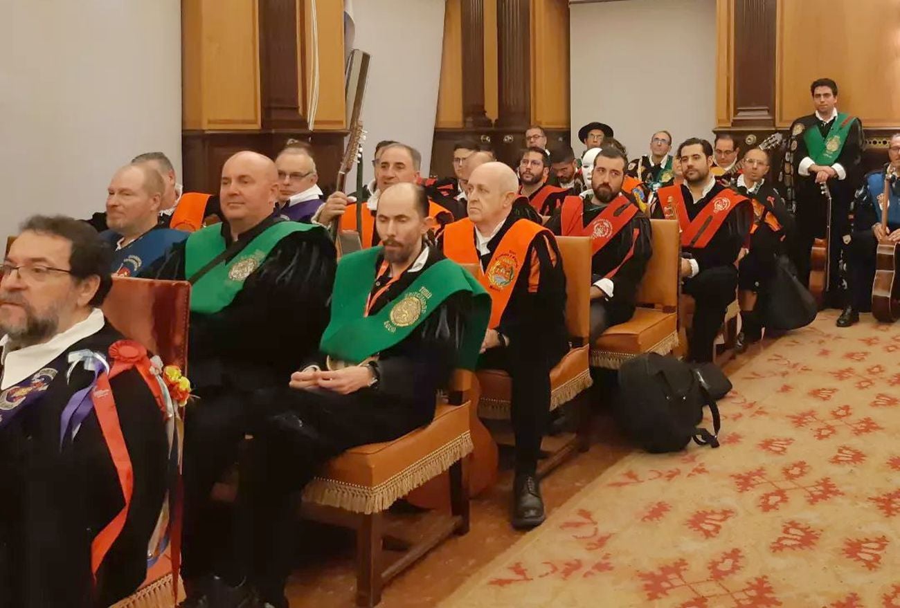 Con bandurrias, laudes, guitarras y algún acordeón más de 350 tunos y tunas de toda España han desembarcado en León para llenar de capas y lazos, guitarras y laudes la ciudad, gracias al XXXIII Certamen de Tunas. 