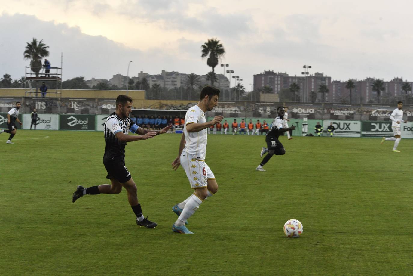 Partido correspondiente a la jornada 10 de la Primera RFEF.