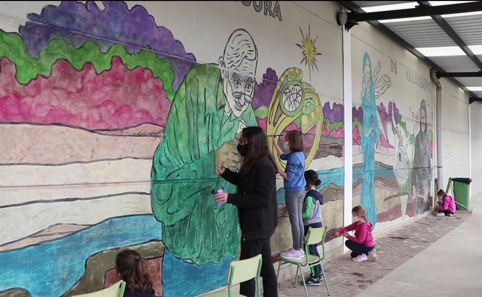 Los talleres de Lolo por la provincia de León llenaron los pueblos de murales que prservan su historia y sus personajes. 