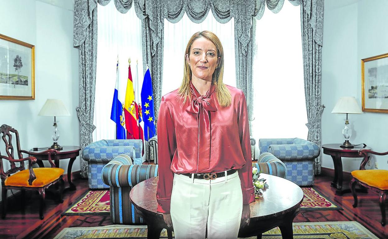 Roberta Metsola posa en uno de los salones del Palacio de La Magdalena, en Santander.