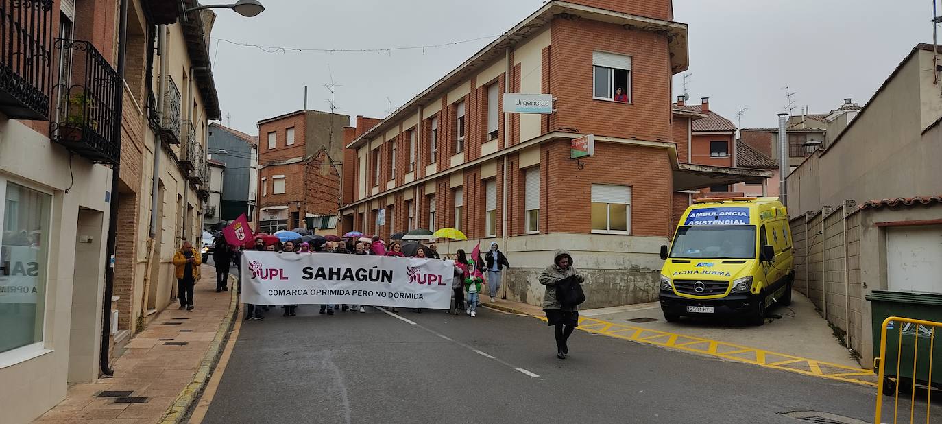 Fotos: Concentración en Sahagún ante la «dejadez» de la Junta en la comarca