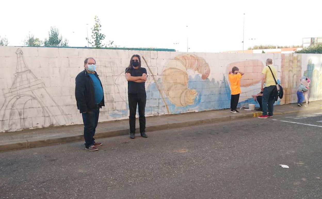 El artista fue un asiduo de los talleres de muralismo, ilustración y cómic que organizados por el Instituto Leonés de Cultura llevaron durante años la obra de Lolo por todos los rincones de la provincia | Casi 300 murales que realizó con los vecinos de los pueblos desde 2013 protegen la obra del artista que fallecía este mes de octubre.