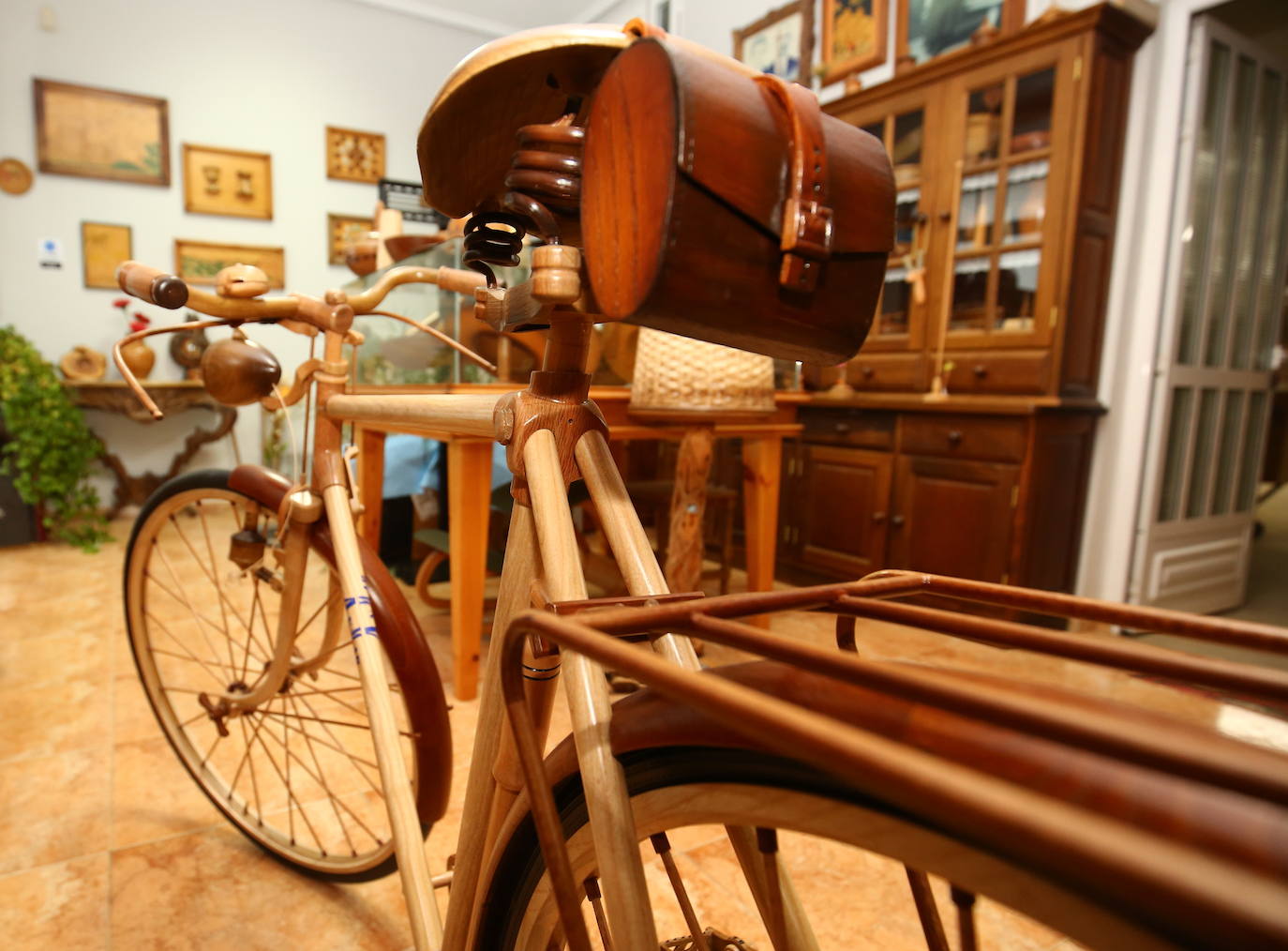 El artesano José Pérez Puerto elabora en su taller del municipio berciano de Cabañas Raras una réplica única en el mundo de la mítica bicicleta BH Gacela con todas sus piezas de madera