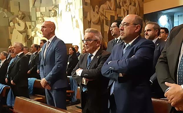 El alcalde de León asiste a la ceremonia de toma de posesión.