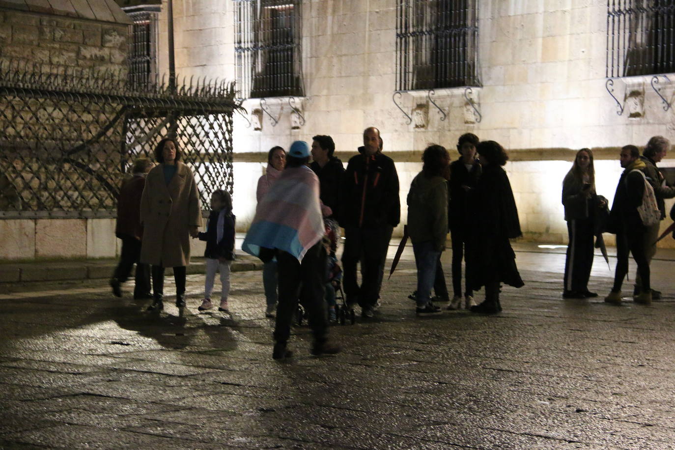 Una veintena de personas se han concentrado frente al Palacio de Botines para reivindicar la aprobación de la Ley Trans, retrasada por las enmiendas del PSOE.