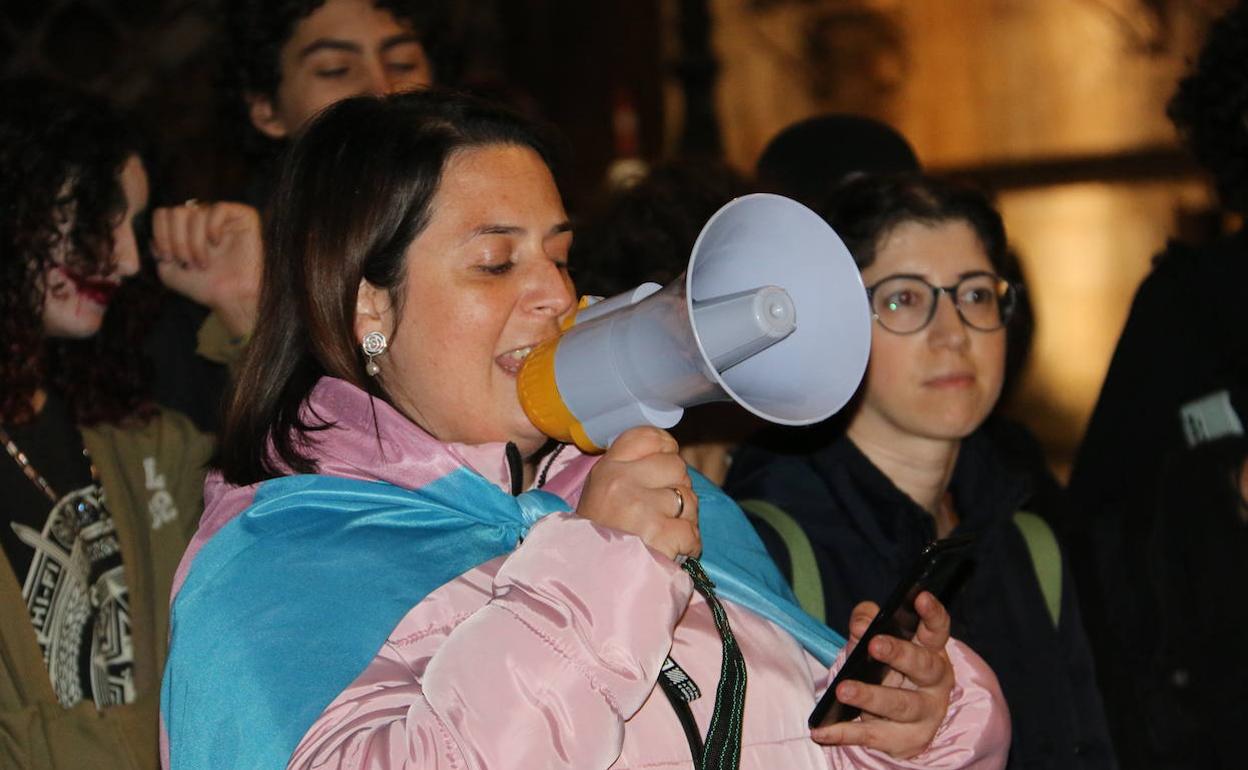 Una veintena de personas en León reivindica la aprobación de la Ley Trans.