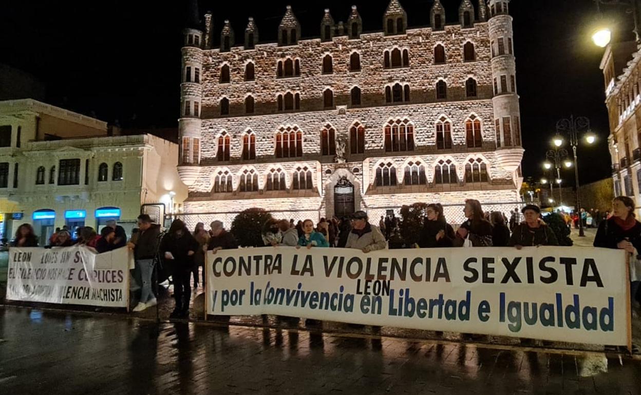 Decenas de personas han vuelto a concentrarse otro lunes como viene haciendo desde que hace 17 años para mostrar su rechazo a la violencia machista.