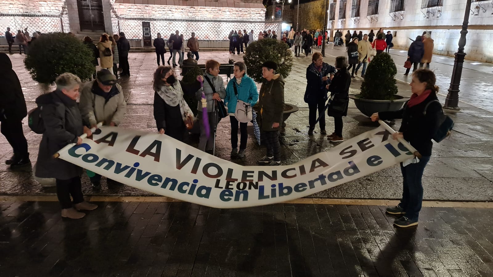 La Plataforma contra la Violencia Machista de León se ha vuelto a concentrar frente a Botines para dar voz a una nueva víctima de violencia machista