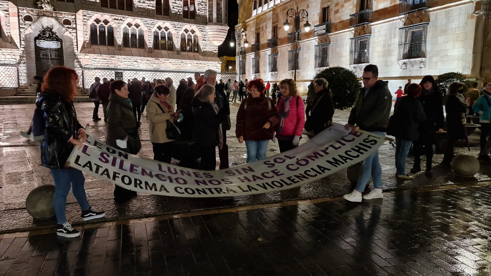 La Plataforma contra la Violencia Machista de León se ha vuelto a concentrar frente a Botines para dar voz a una nueva víctima de violencia machista