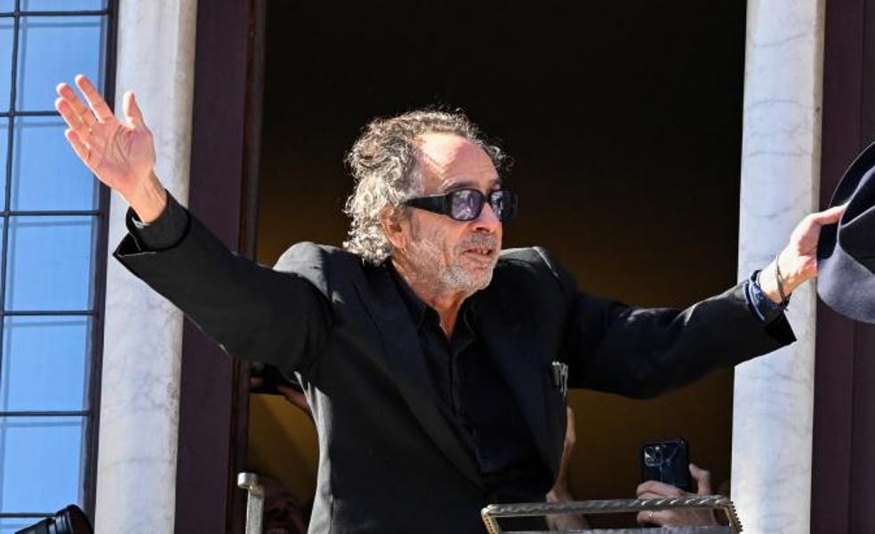 Tim Burton saluda a sus fans durante el Lucca Comics & Games