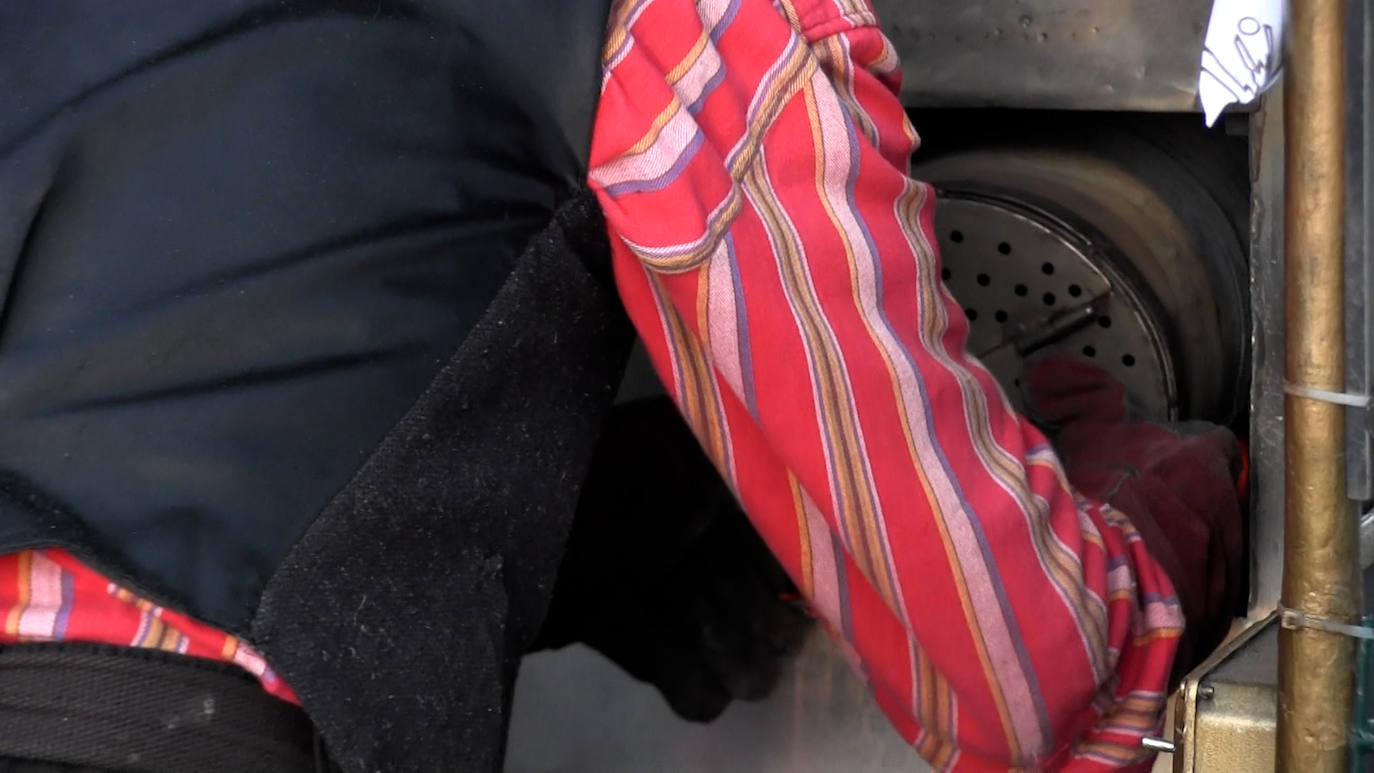 Ángel no entiende de inflacción y la venta de las castañas sigue igual que el pasado año. 