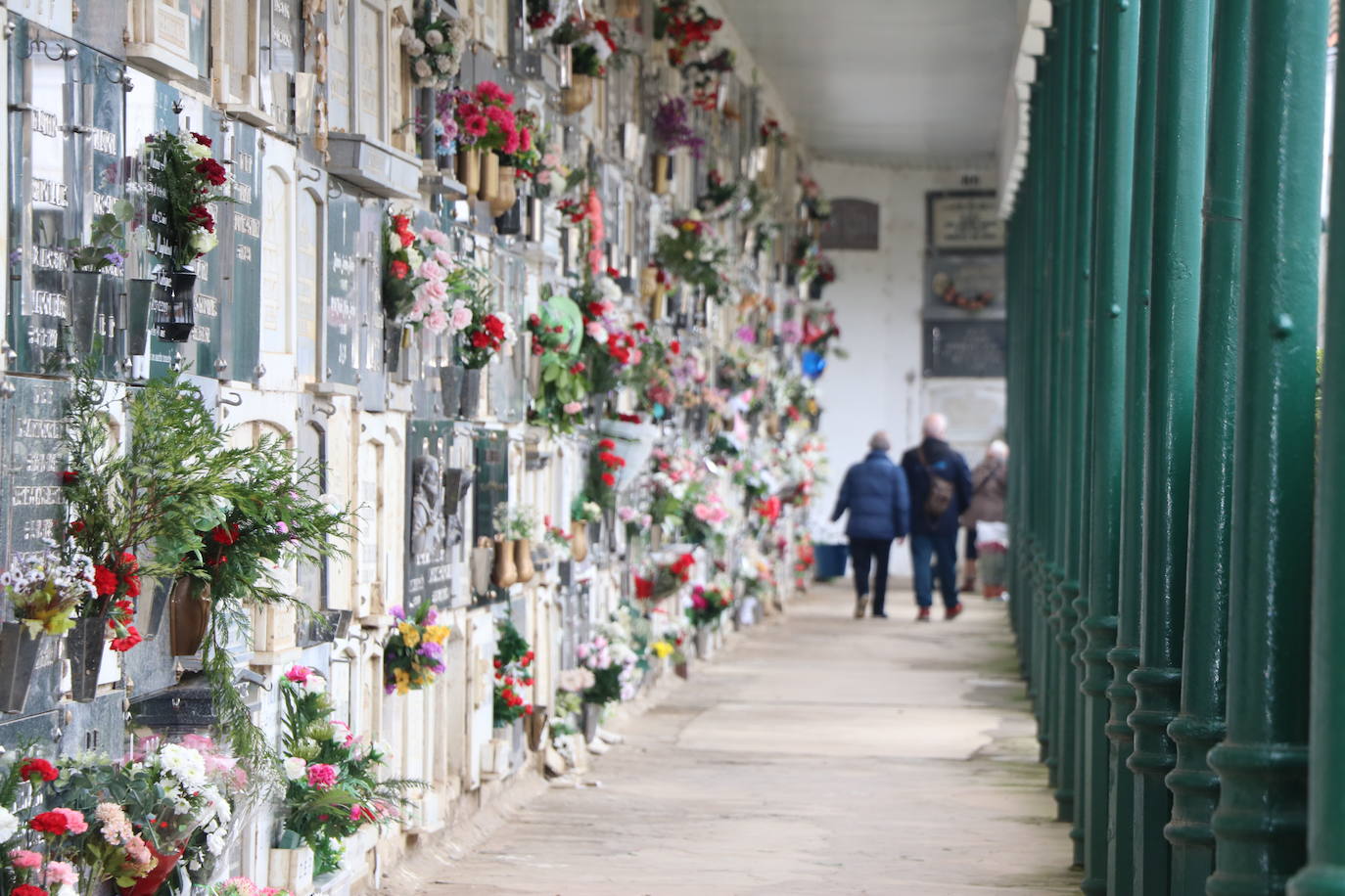 Miles de leoneses se desplazan hoy al cementerio de San Froilán para recordar a sus seres queridos ya difuntos