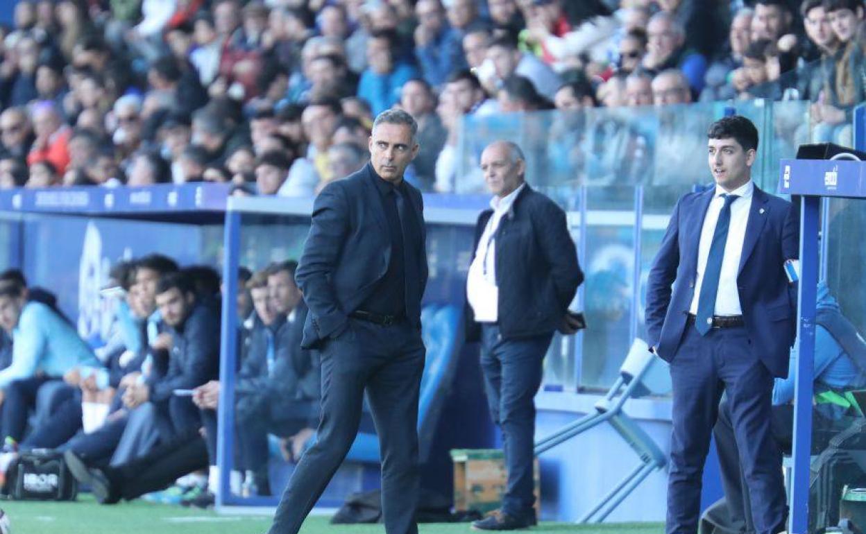 José Gomes, entrenador de la Ponferradina, durante el partido en El Toralín ante la SD Huesca. 