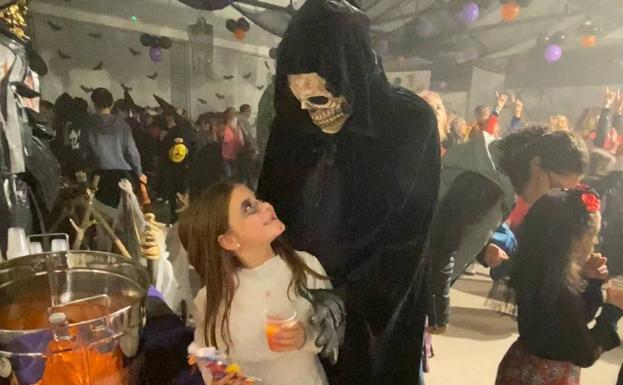 Los más pequeños disfrutan Halloween en familia en Valencia de Don Juan