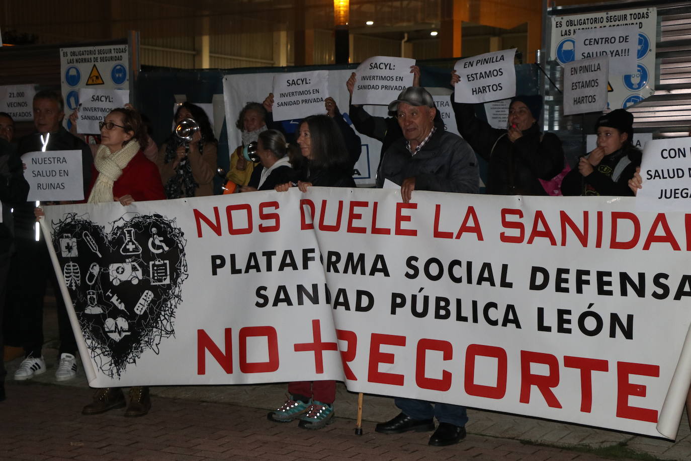 Los vecinos de Pinilla se han concentrado frente al centro de salud para pedir soluciones.