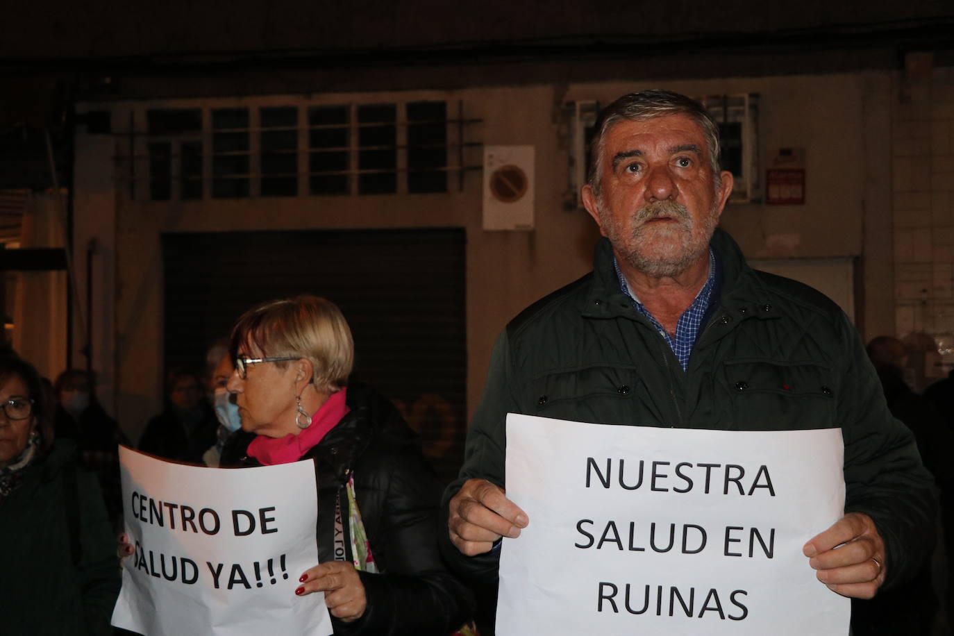 Los vecinos de Pinilla se han concentrado frente al centro de salud para pedir soluciones.