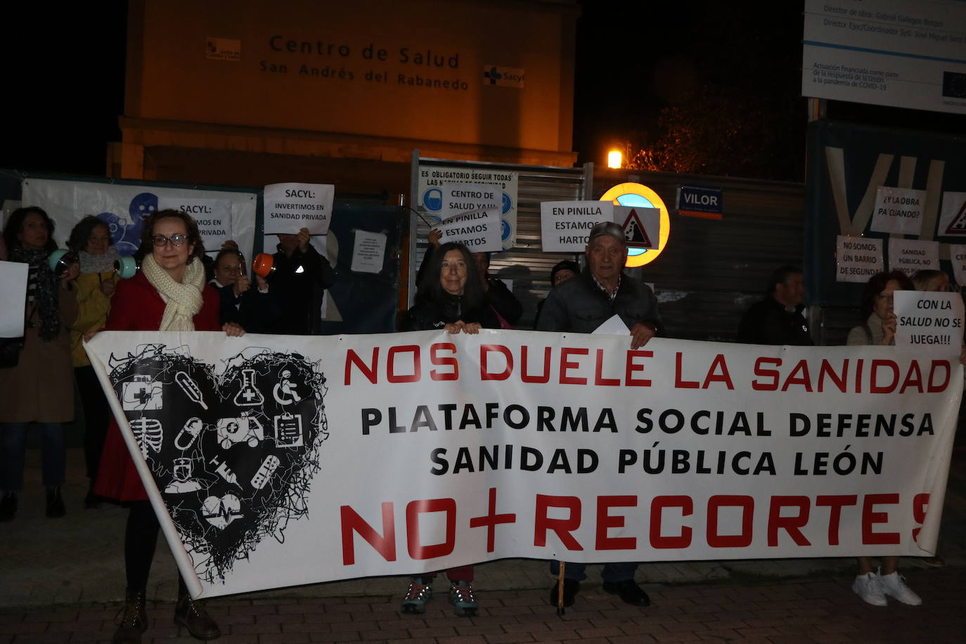 Los vecinos de Pinilla se han concentrado frente al centro de salud para pedir soluciones.