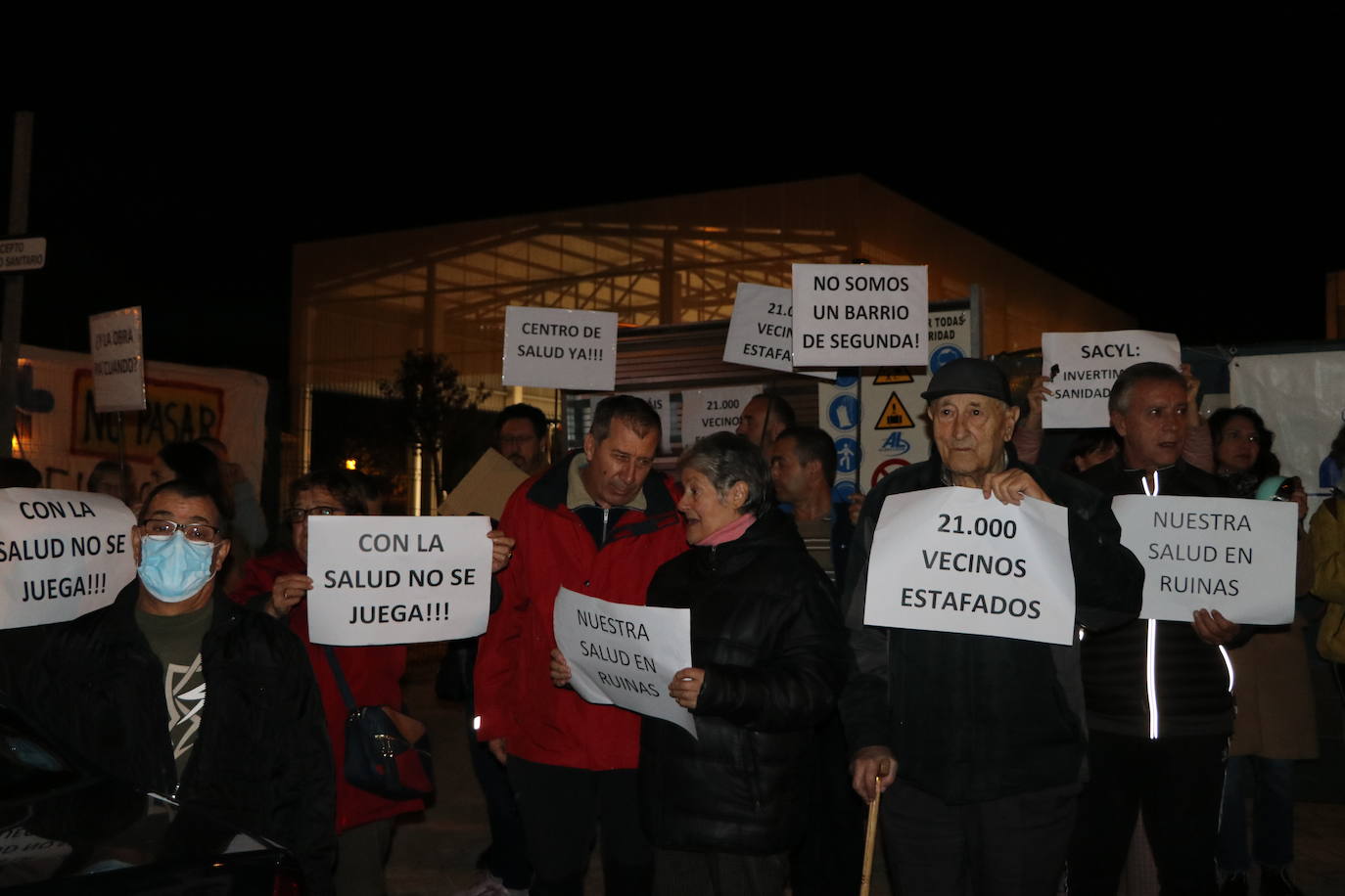 Los vecinos de Pinilla se han concentrado frente al centro de salud para pedir soluciones.