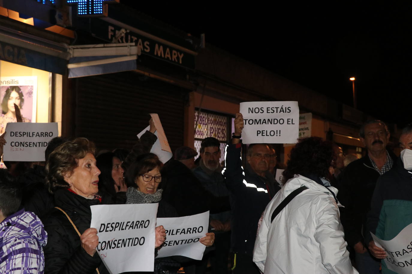 Los vecinos de Pinilla se han concentrado frente al centro de salud para pedir soluciones.