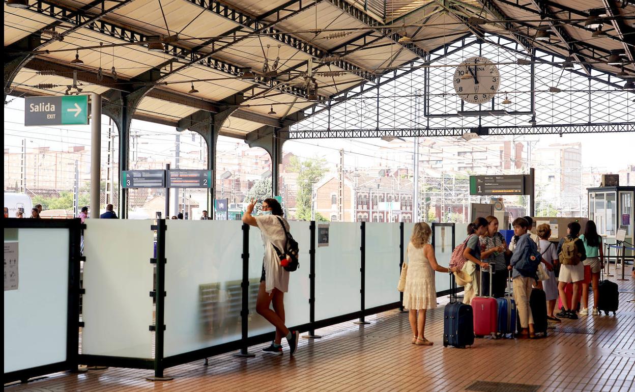 Viajeros en el andén de la estación de Campogrande, en Valladolid.