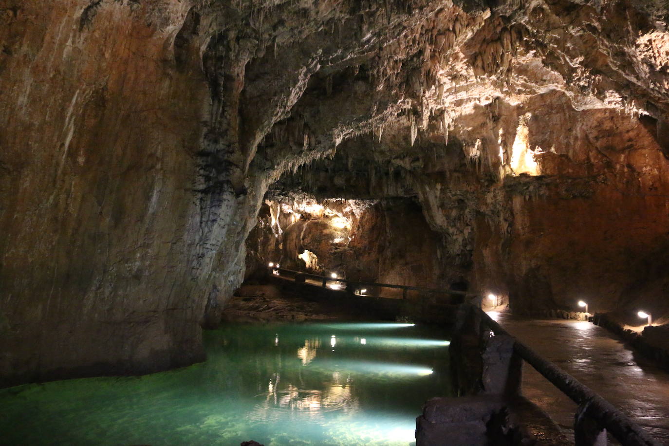 La cueva cuenta con este guía que lleva dedicando su vida a mostrar los secretos de esta joya de la provincia a miles de turistas desde 1983.