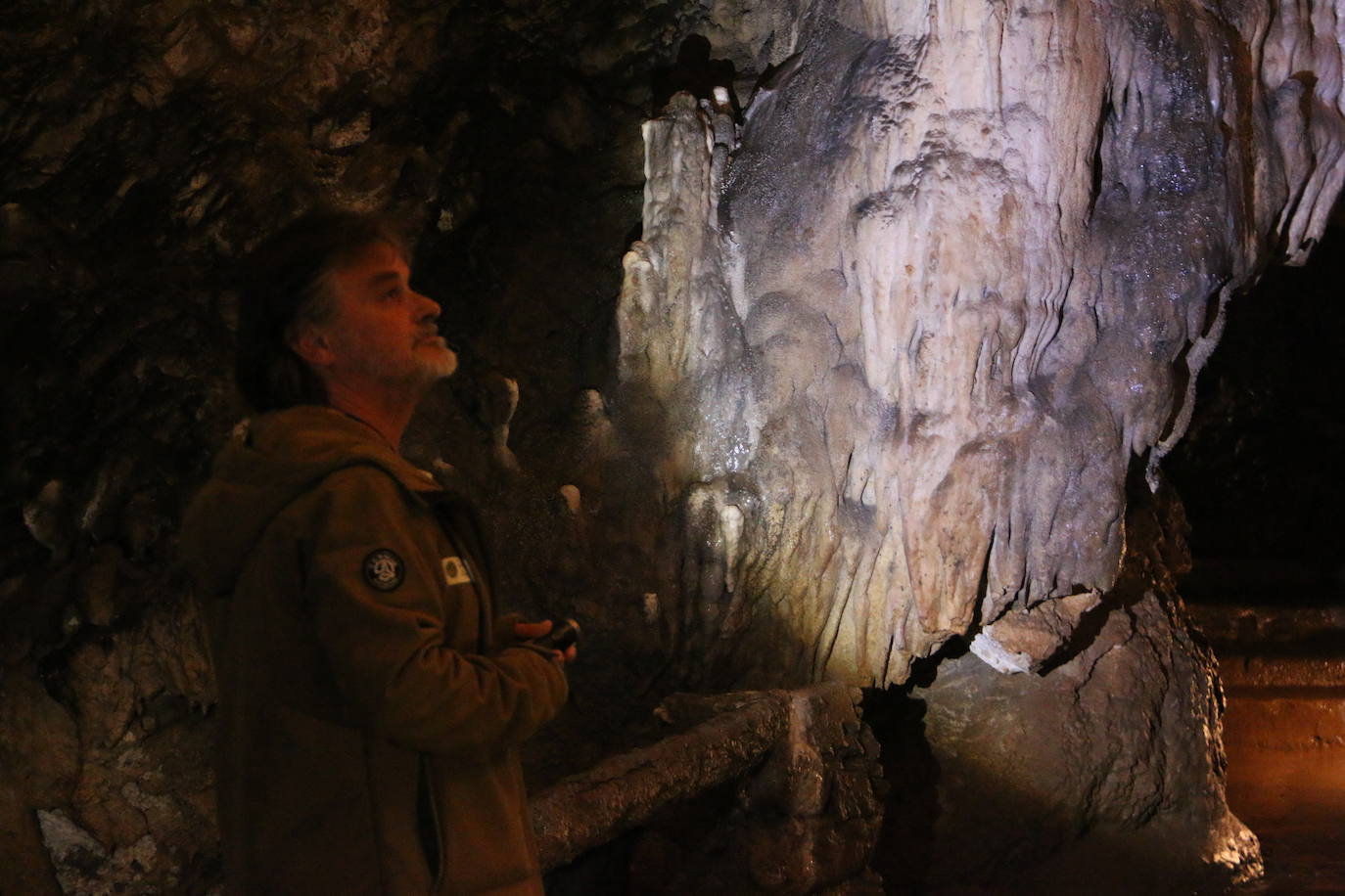 La cueva cuenta con este guía que lleva dedicando su vida a mostrar los secretos de esta joya de la provincia a miles de turistas desde 1983.