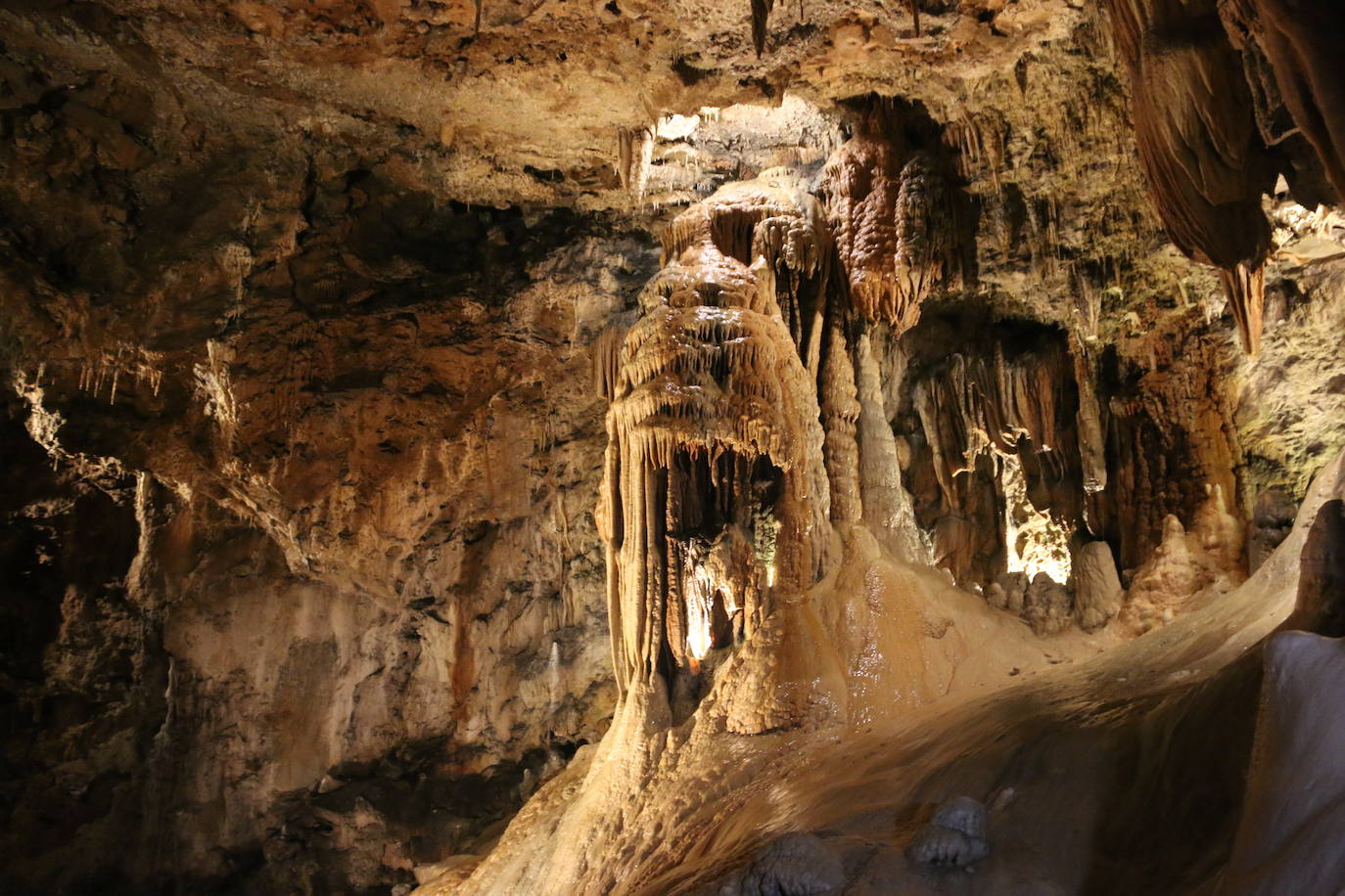 La cueva cuenta con este guía que lleva dedicando su vida a mostrar los secretos de esta joya de la provincia a miles de turistas desde 1983.