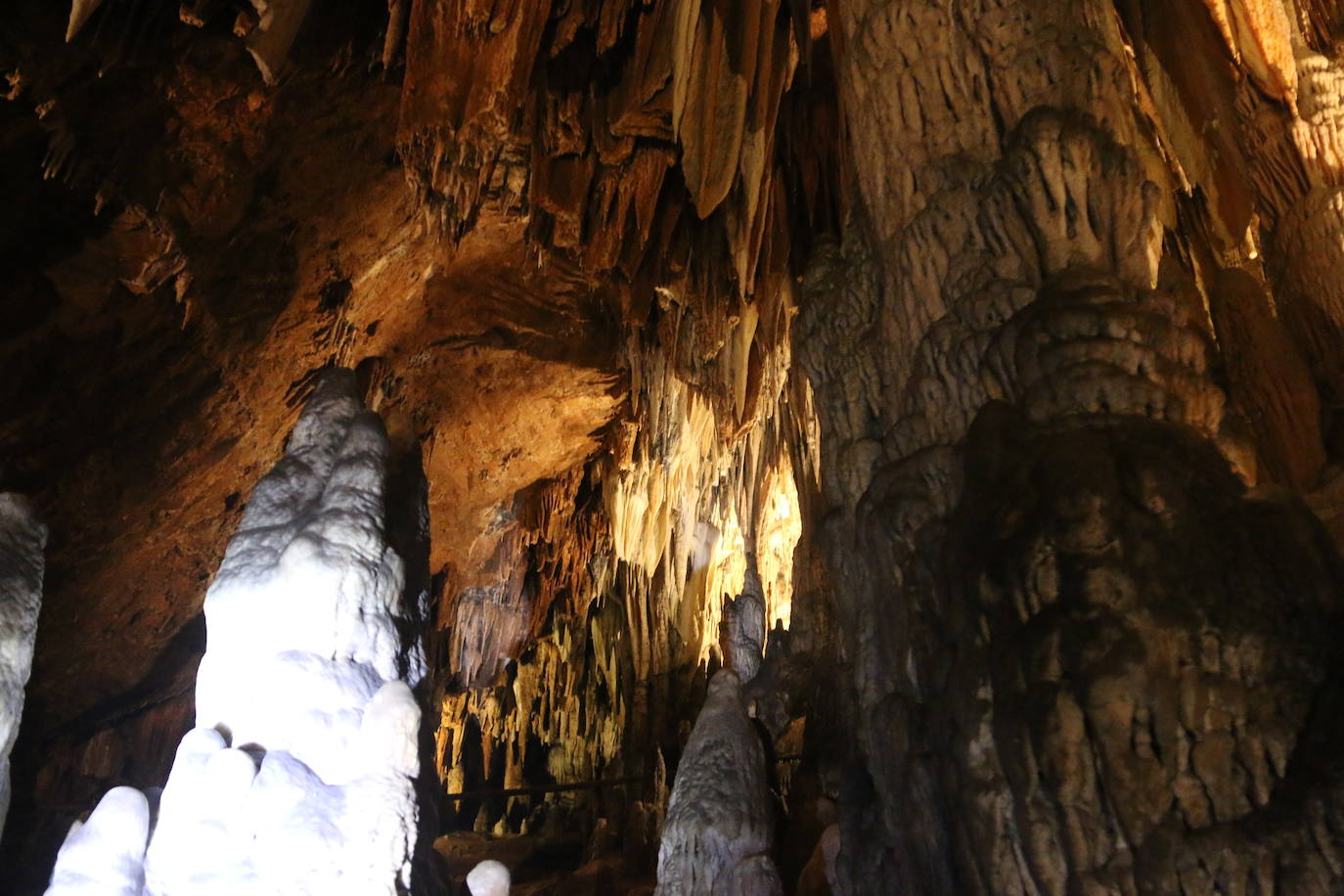 La cueva cuenta con este guía que lleva dedicando su vida a mostrar los secretos de esta joya de la provincia a miles de turistas desde 1983.